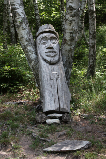 Una scultura in legno situata verso il Monte Comana