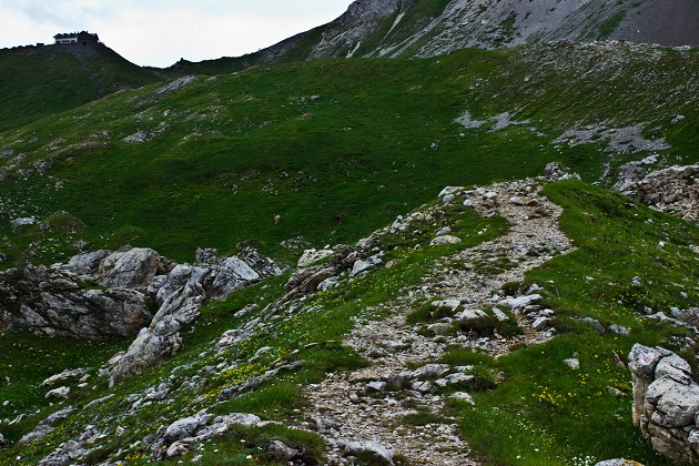 Sentiero tra le rocce con il Rifugio sullo sfondo
