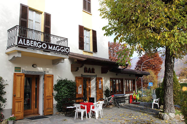 Albergo Maggio a Cremeno (Lc), ingresso esterno sul Bar