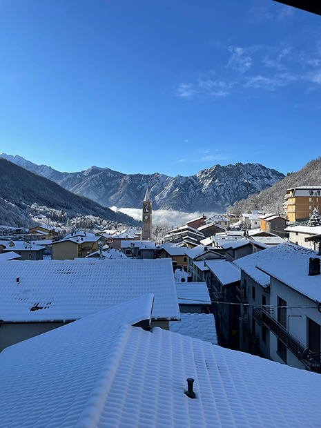 Albergo Ristorante Alpino a Casargo (Lc) - una visuale esterna invernale con la neve