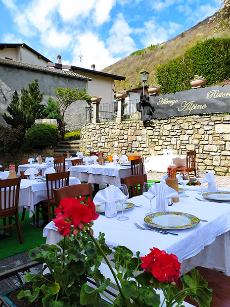 Albergo Ristorante Alpino a Casargo (Lc) - esterno con i tavoli estivi