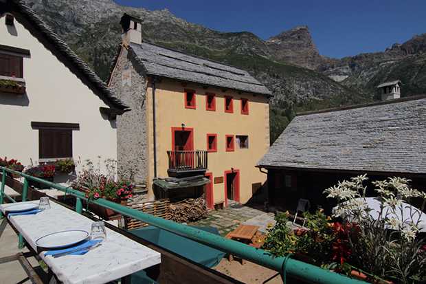 Alpino Devero, vista della Locanda con le camere