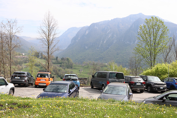 Borgo Zen in Val Taleggio (Bg), parcheggio