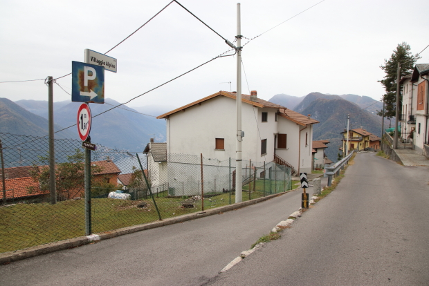 Via Villaggio alpino a Pigra, per accedere alla struttura dal parcheggio superiore