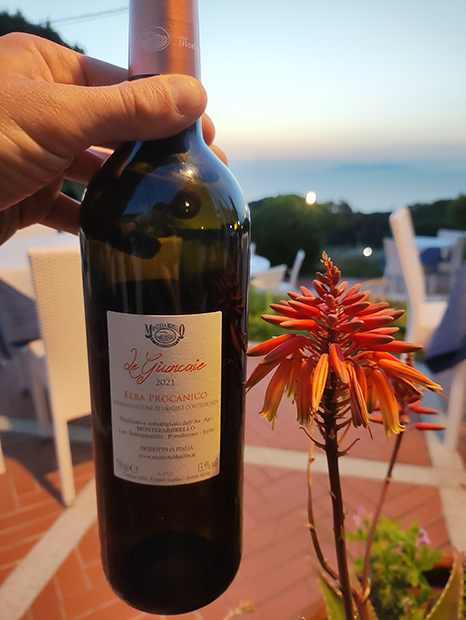 Hotel Belmare, una bottiglia di vino elbano al tramonto