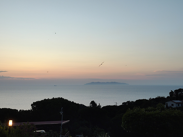 Panorama al tramonto dalla terrazza con vista su Capraia