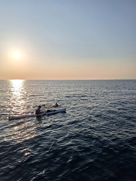 GiorgioTmk che nuota in solitaria da Capraia all'Elba, 35 km