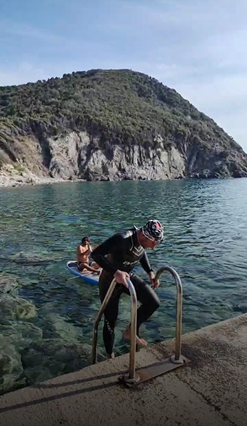 La scaletta del molo di Patresi, GiorgioTmk che conclude la sua impresa da Capraia all'Elba, 35 km di nuoto