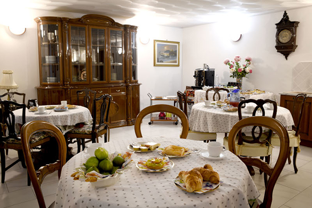 La Casa della Volpe a Vedano Olona (Va), sala colazioni interna