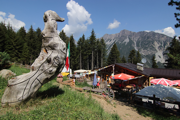 Rifugio Alpino Baita Motin, area esterna con scultura