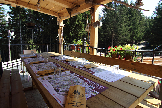 Rifugio Alpino Baita Motin, tavoli all'aperto