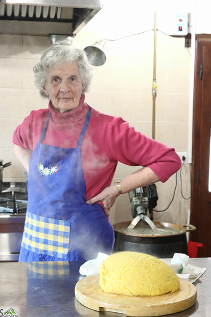 Agriturismo Brunino a Pasturo (Lc), Mamma di Gabriella in cucina