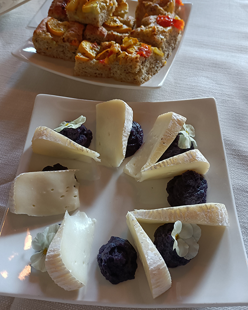 Agriturismo La Pometa a Montegrino Valtravaglia (Va), Antipasto con mix formaggi e marmellata di fiori