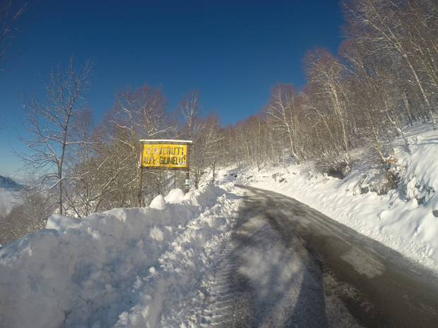 Alpe Giumello, cartello Benvenuti lungo la strada