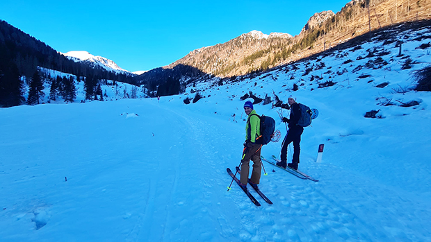 Scialpinismo verso il Kreuzspitze, partenza con gli sci