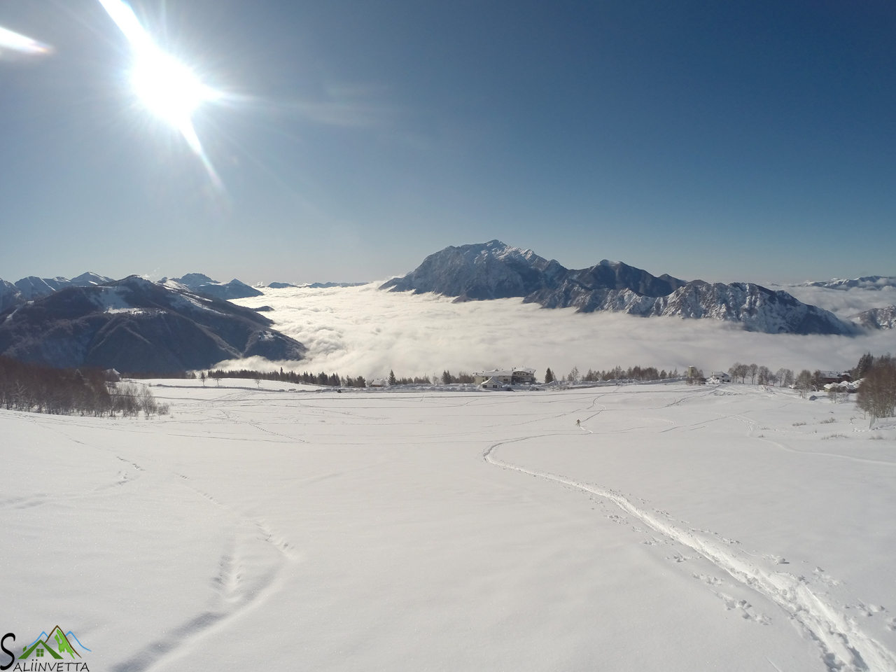 Vista dell'Alpe Giumello e mare di nubi sulla Valsassina