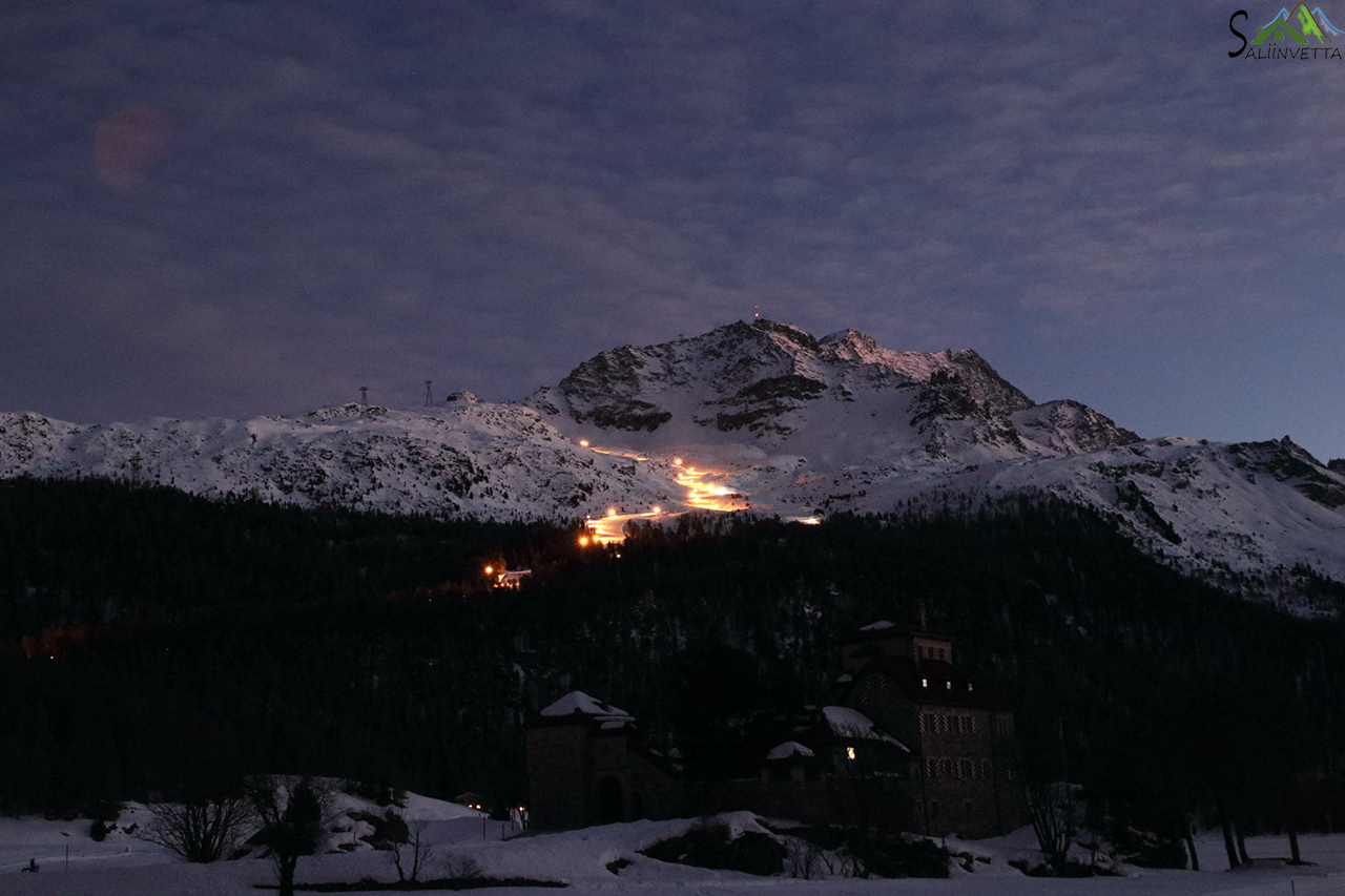 Corvatsch Snow Night, visuale della Pista illuminata al Tramonto