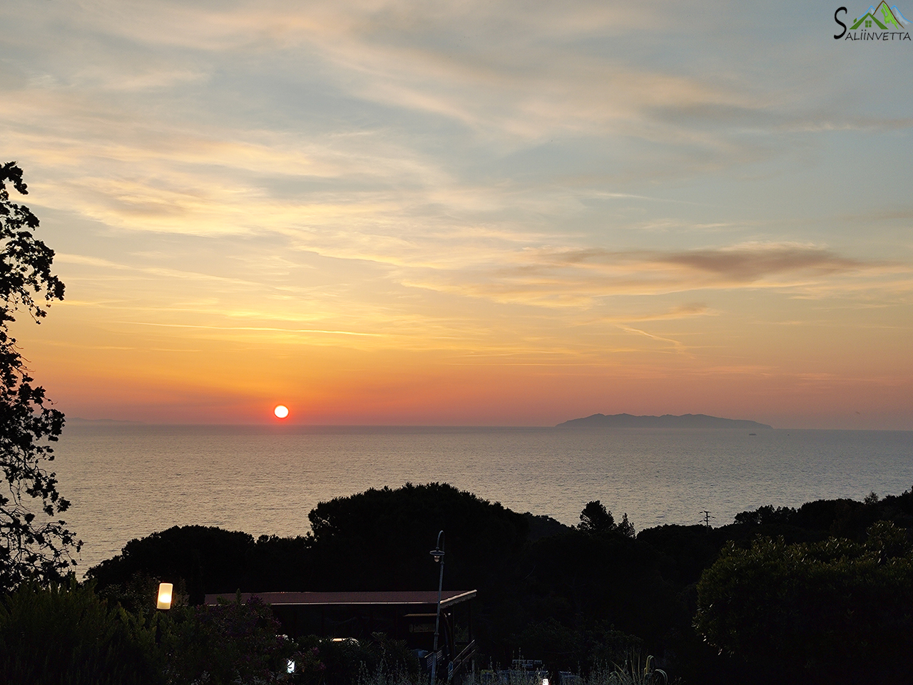 Panorama al tramonto dalla terrazza con vista su Capraia