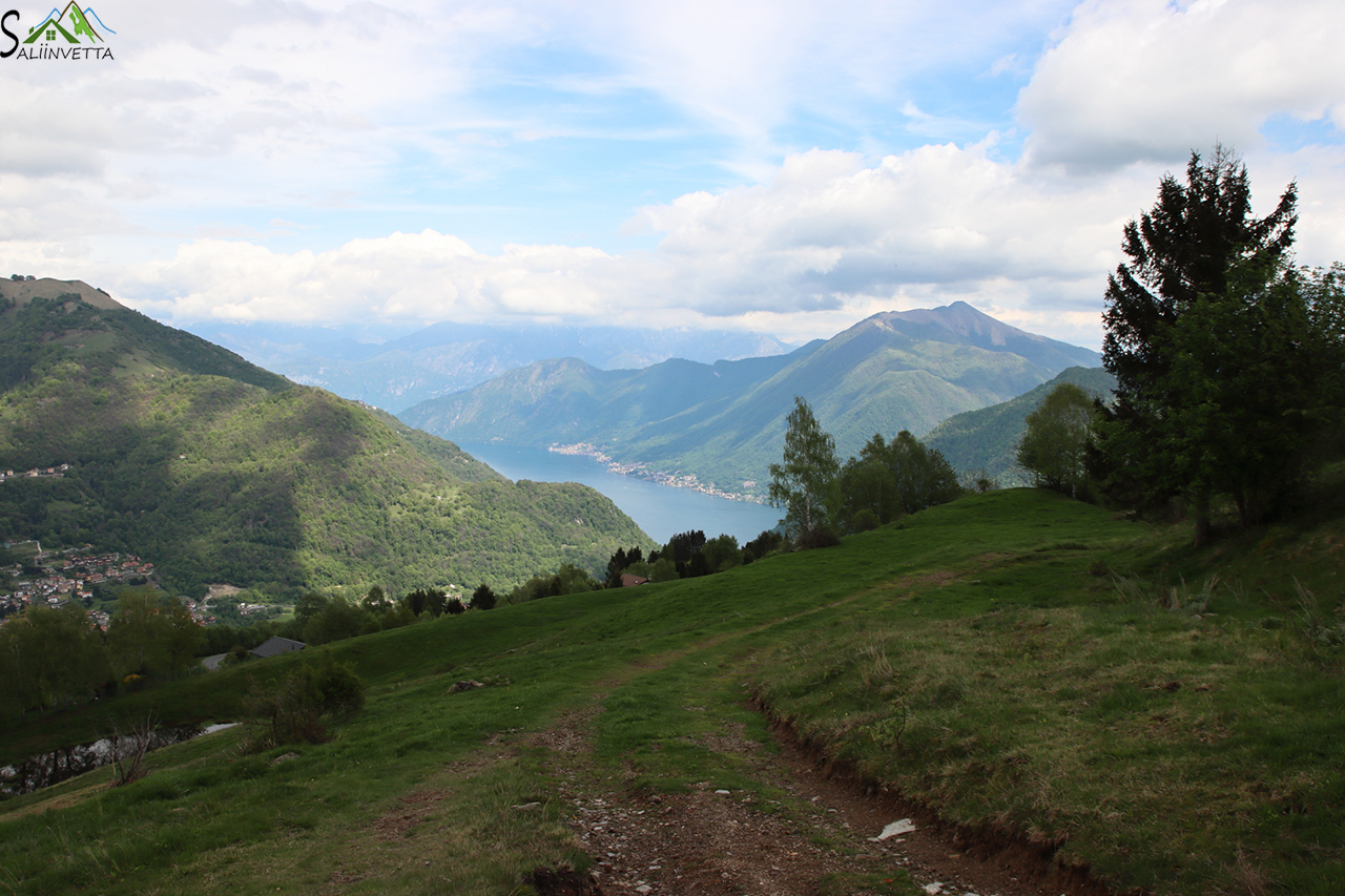 Una bellissima visuale sul Lago di Como dalla Panchina Gigante nel Comune di San Fedele Intelvi in Valle Intelvi