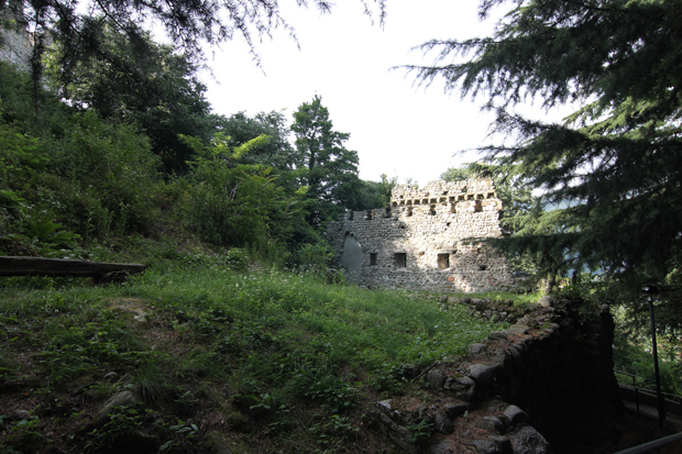 Ruderi delle strutture antiche del Castel Baradello