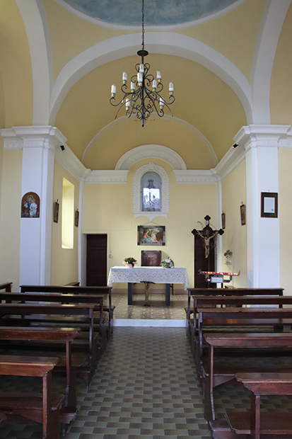 La Chiesa di Erbonne, interno