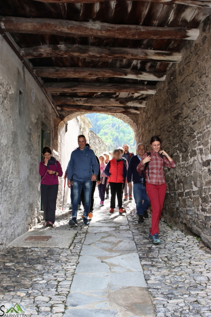Ai piedi nel Borgo di Casasco verso il Museo