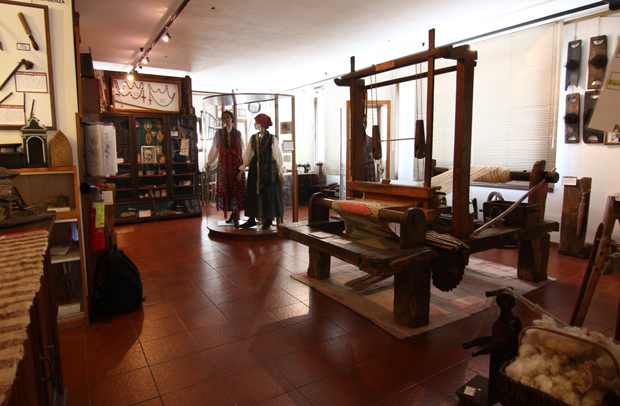 Museo Etnografico di Premana (Lc) - Sala costume e telaio