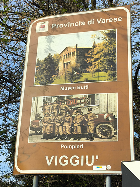 Cartello turistico all'inizio del paese di Viggiù (Va)