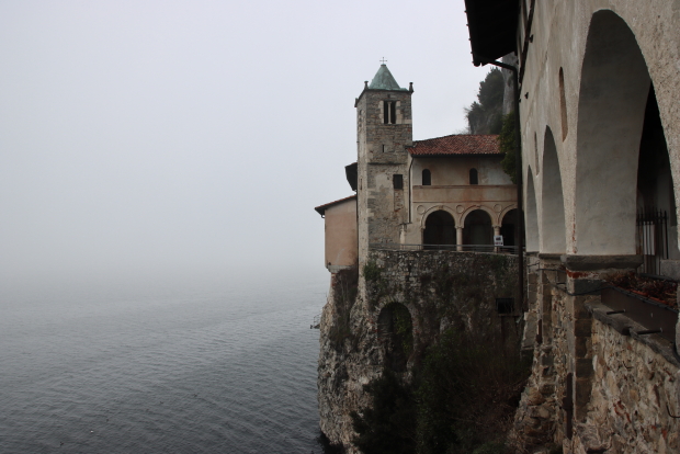 Eremo di Santa Caterina del Sasso, con la nebbia